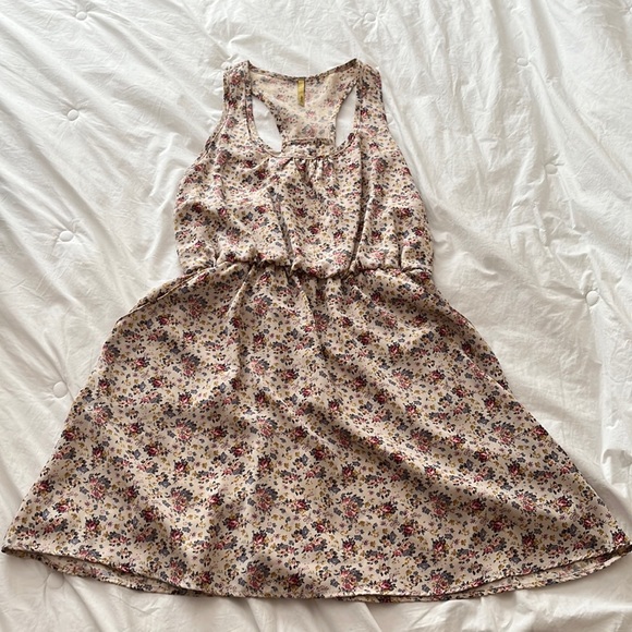 SALE! Floral Dress from Irene’s Story in LA - Picture 3 of 10